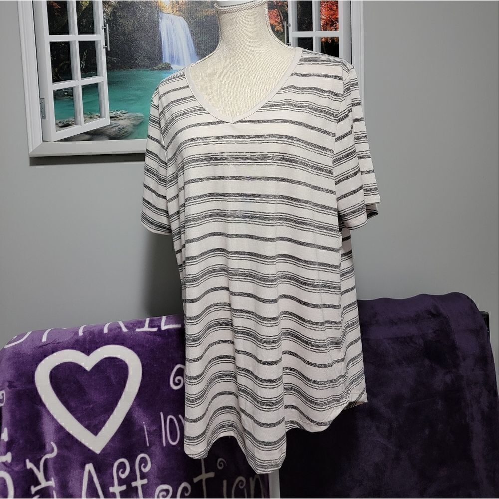 LuLaRoe Top   - Picture 4 of 8